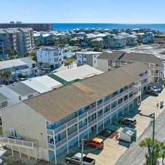 2 Bedroom Condo located in the desirable Holiday Isle!