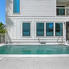 Beach Music Gorgeous 6 Bdrm, steps to beach, 6 seater golf cart